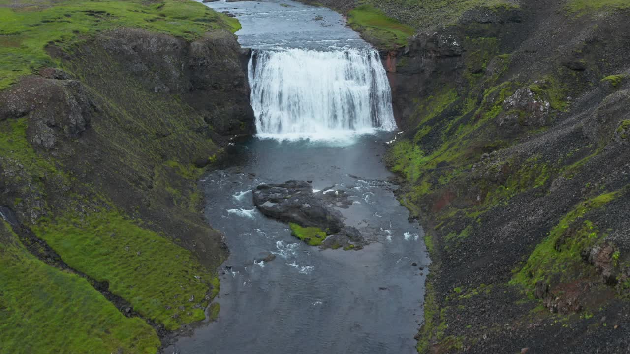 鸟瞰 Þingvellir 附近拉萨伊科斯河的托鲁福斯瀑布。俄罗斯，拉萨，首都地区，雷克雅未克，冰岛，北欧，欧洲。视频素材