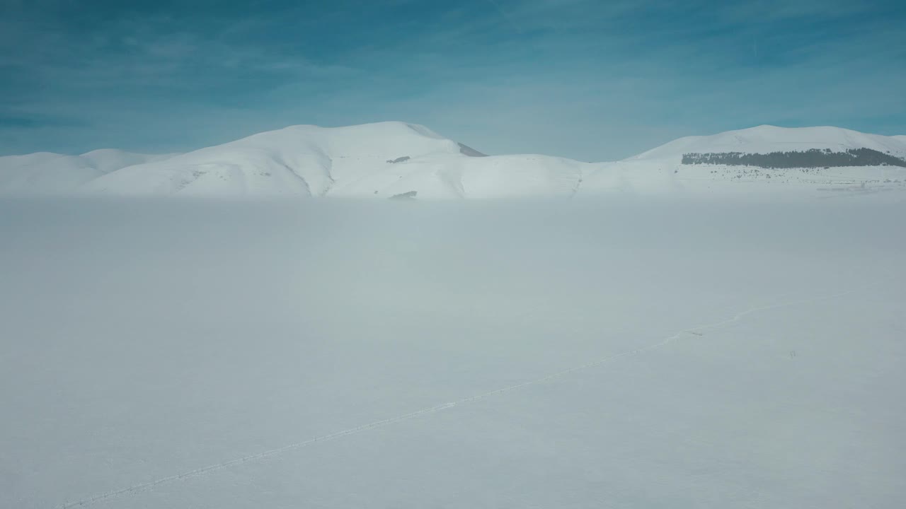 高高的落基山脉被雪覆盖的航拍视频视频素材