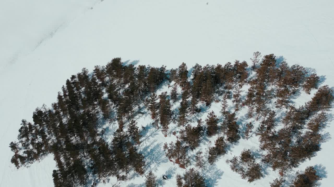 高高的落基山脉被雪覆盖的航拍视频视频素材