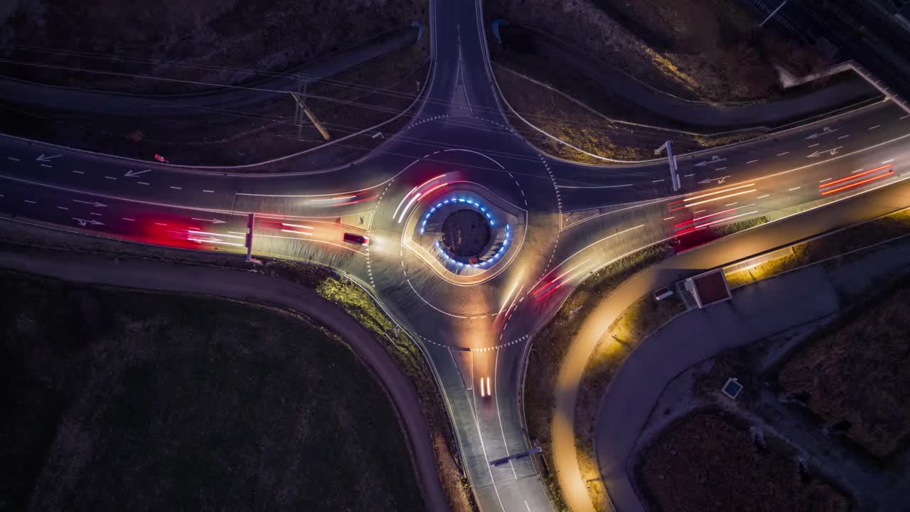 航拍俯视图视频照明汽车在夜间的十字路口视频素材