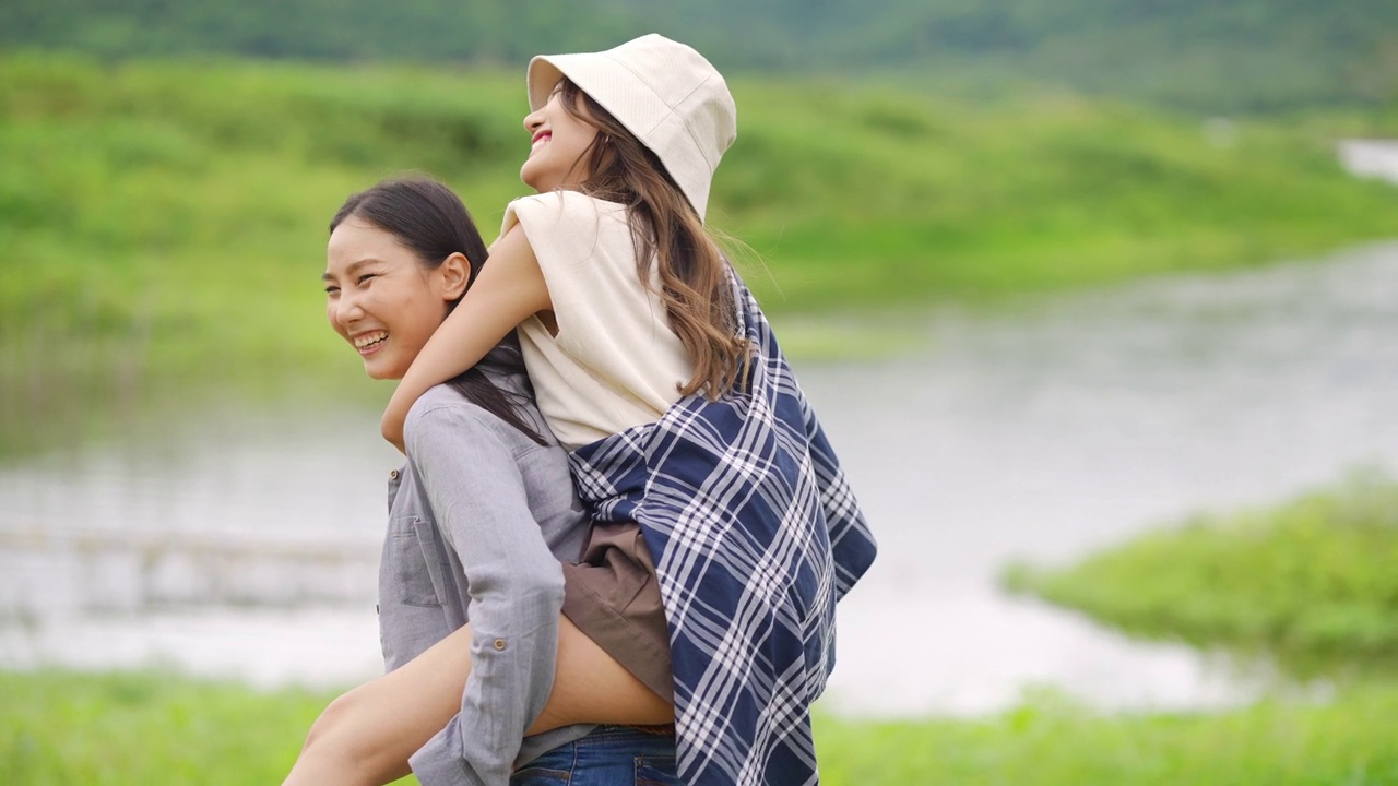 4K有吸引力的亚洲女性朋友露营一起在暑假。视频素材