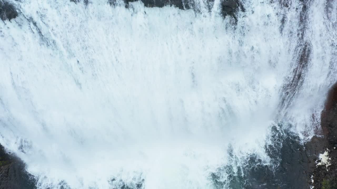 在Þingvellir附近的Kjós Laxá河中的Thorfoss瀑布鸟瞰图。Torufos，Laxáin Kyos，首都地区，雷克雅未克，冰岛，北欧，欧洲。视频素材