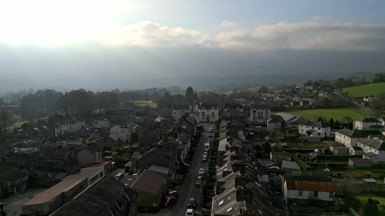 无人机拍摄的塞德伯格镇多云天空下的山景视频素材