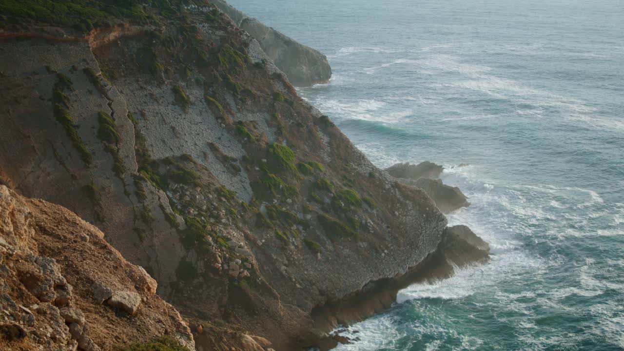 泡沫海洋悬崖景观鸟瞰图。深蓝的海水环绕着岩岸岛视频素材