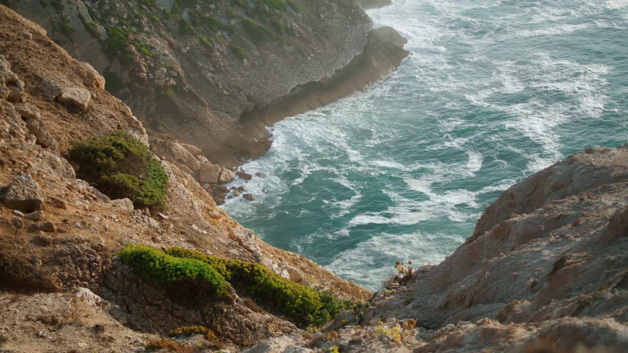 深海海水多岩的海岸线。石山冲刷平静的大西洋碧海视频素材