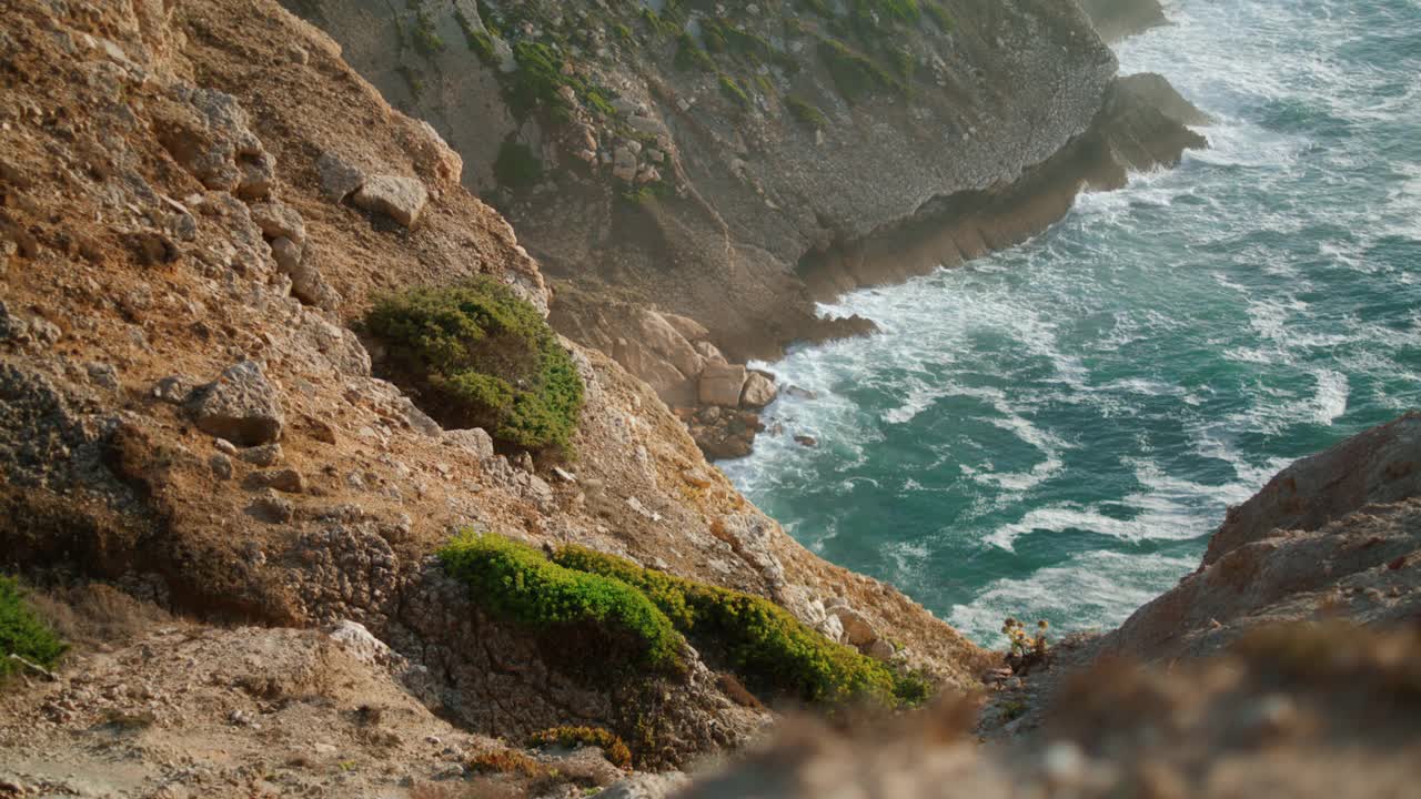 海边沙滩悬崖自然鸟瞰图。岩岸岛泡沫海洋景观视频素材