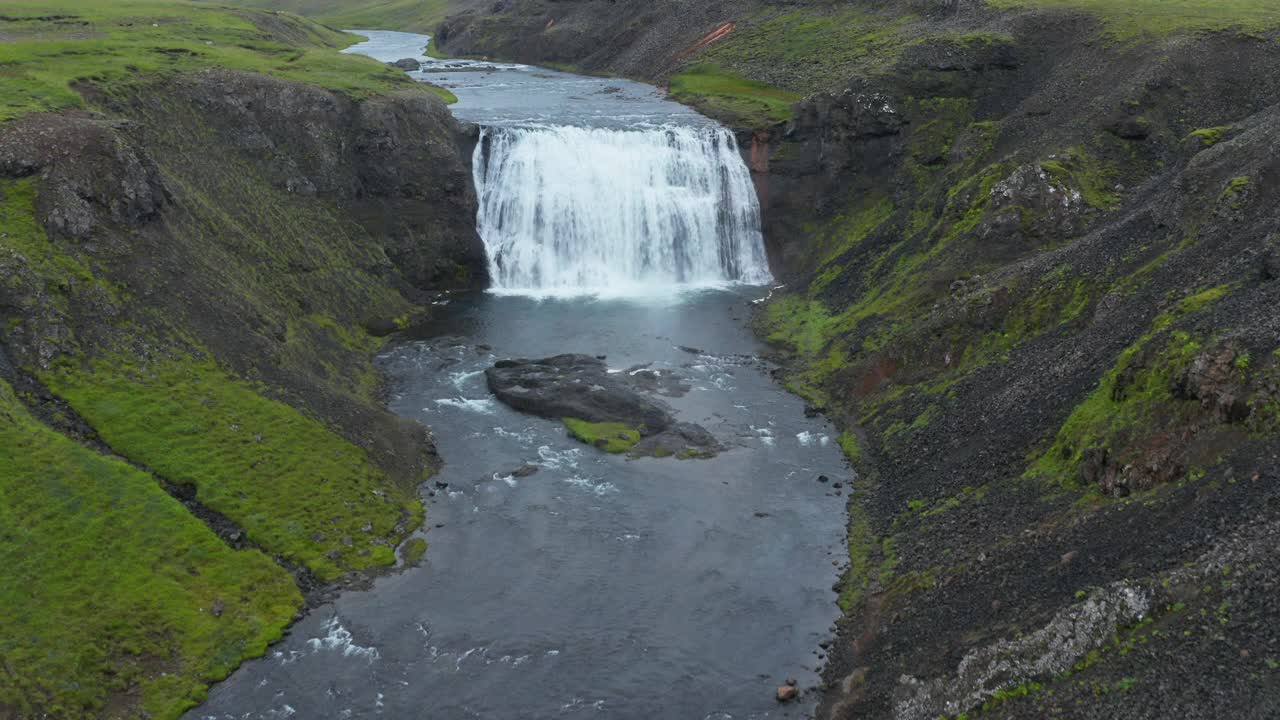 在Þingvellir附近的Kjós Laxá河中的Thorfoss瀑布鸟瞰图。Torufos，Laxáin Kyos，首都地区，雷克雅未克，冰岛，北欧，欧洲。视频素材