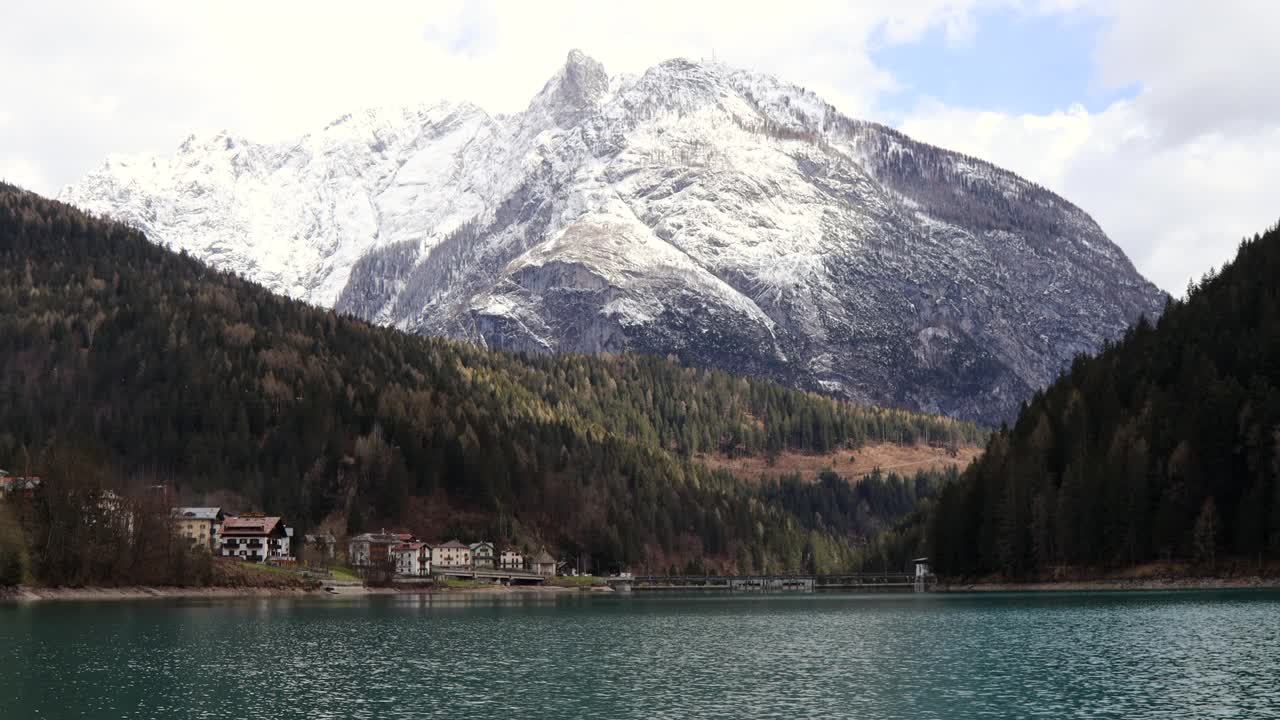 Auronzo di Cadore的Auronzo湖、建筑和雪峰山的美景;贝卢诺，白云石，意大利视频下载