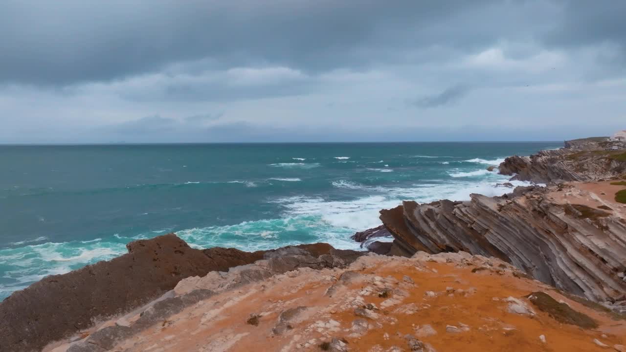 在一个阴天，大西洋海浪撞击balal岛悬崖的航拍照片。Peniche,葡萄牙。视频素材