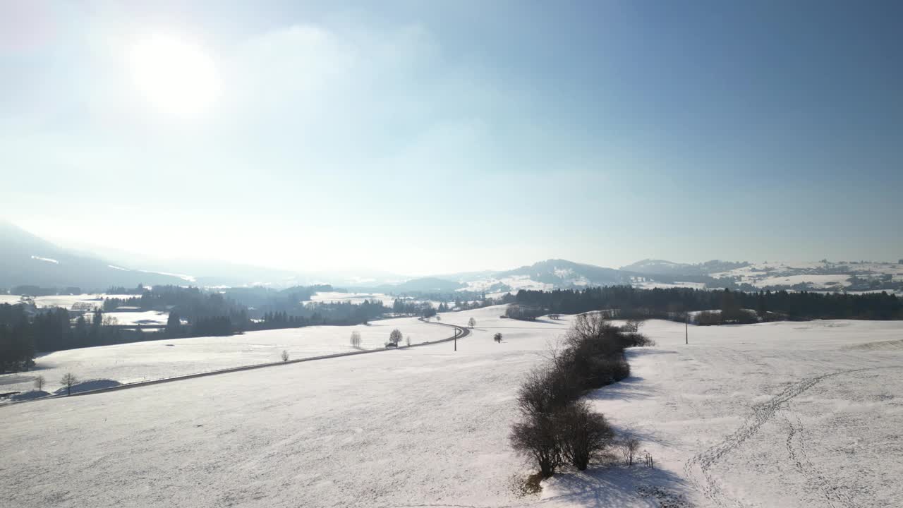 德国巴伐利亚州地平线上覆盖着雪沙的内塞尔旺城的无人机镜头视频素材