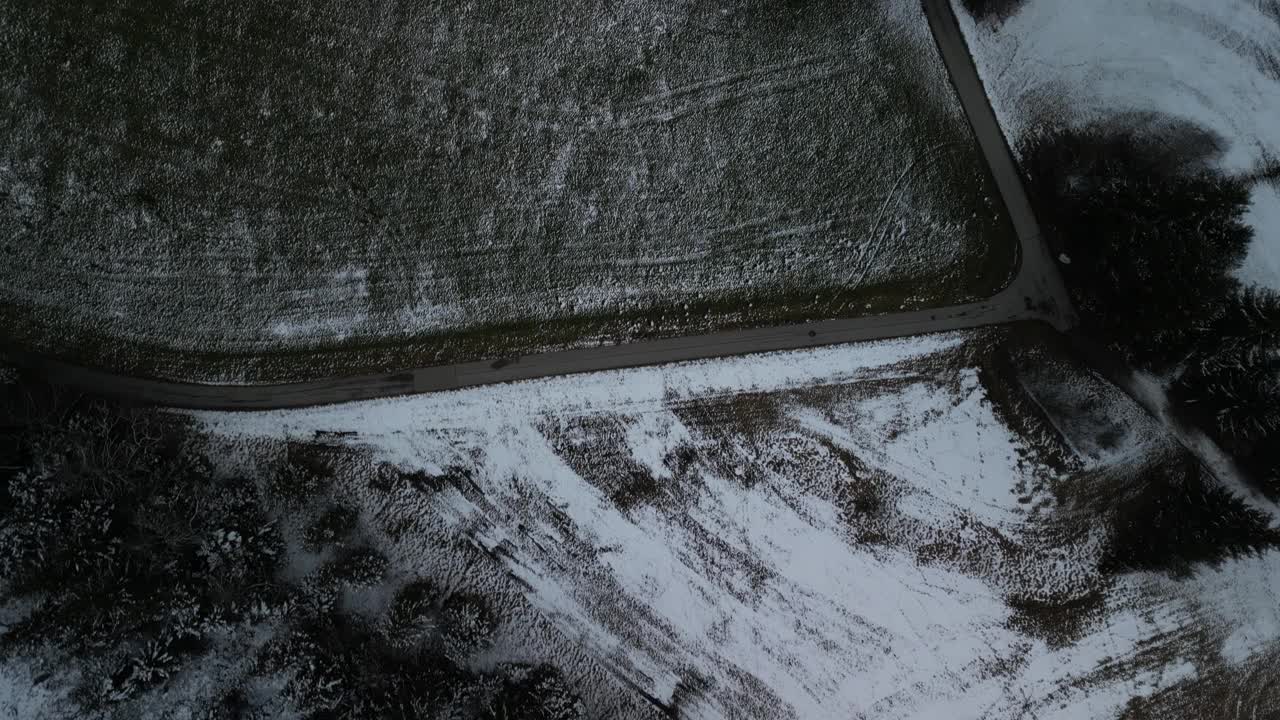 无人机拍摄的德国地平线上覆盖着雪沙的山丘视频素材