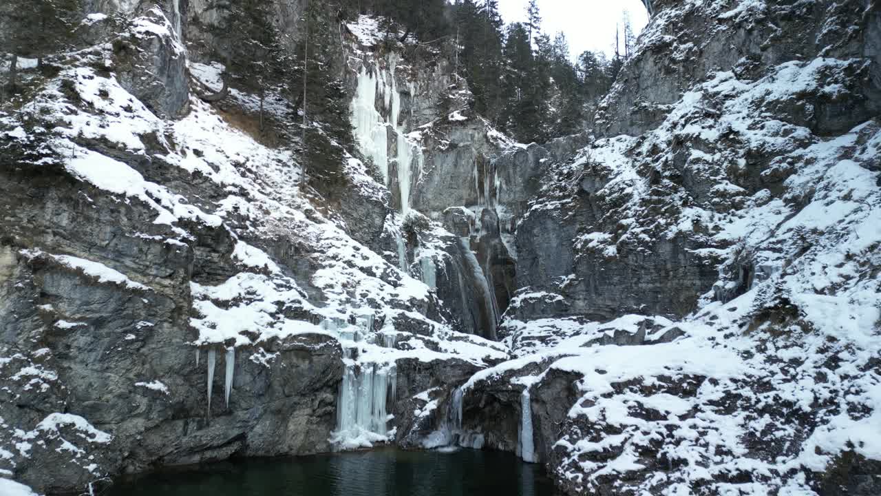 雪景的斯图本瀑布在奥地利的山上，有冰冷的树木和山脉视频素材