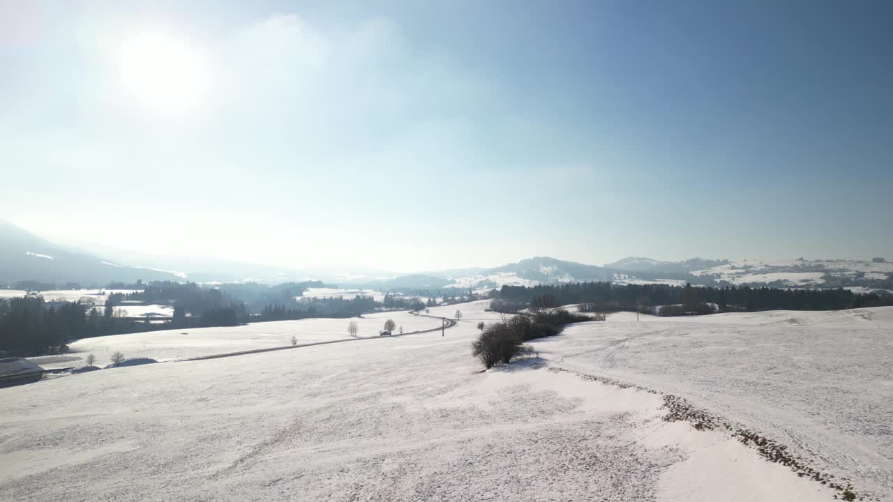 无人机在德国巴伐利亚州的地平线上拍摄覆盖着雪沙的内塞尔旺城视频素材