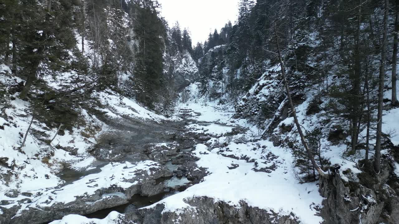 雪景的斯图本瀑布在奥地利的群山中，有树木和山脉视频素材