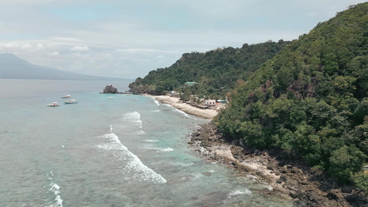 海岸上覆盖着热带树木的落基山脉的航拍视频视频素材