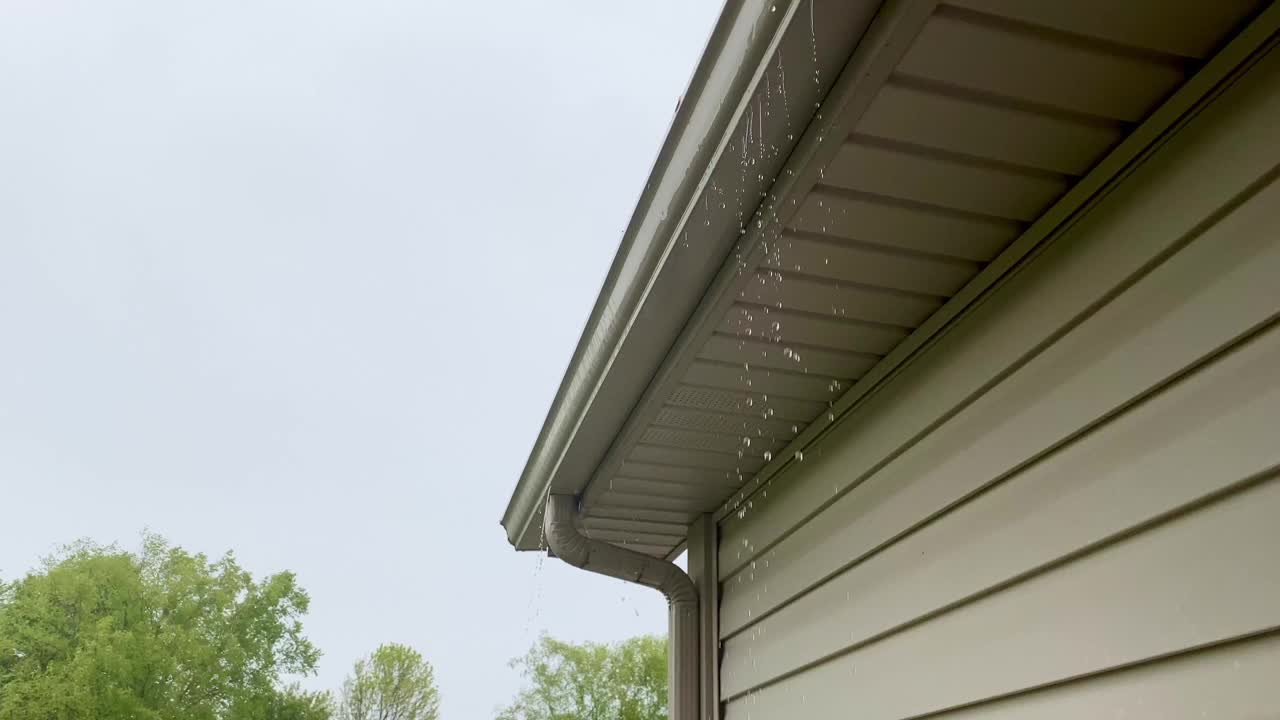 雨天从阴沟里流下的雨视频下载