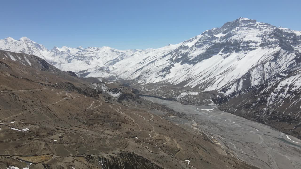 航拍视频显示，落基山脉部分被雪覆盖视频素材