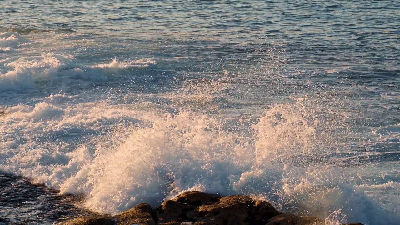 泡沫海浪流阳光自然特写。风景优美的海水破裂视频素材