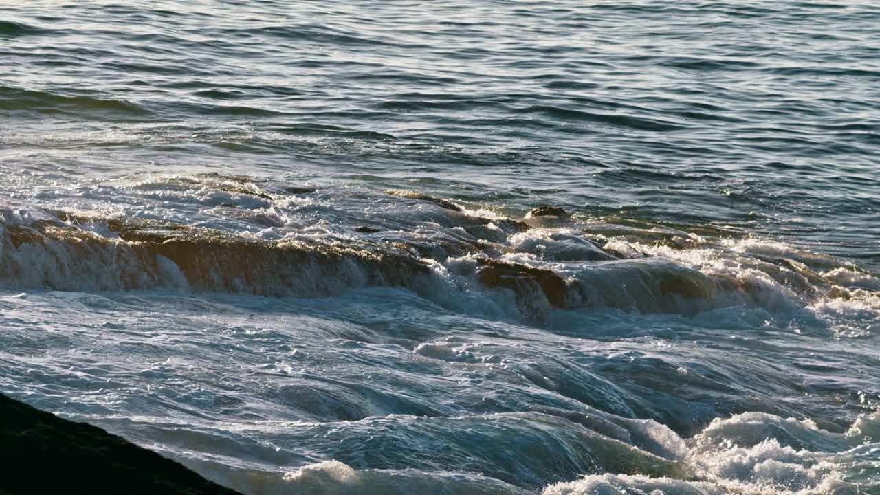 深河流淌，日出自然近距离。海水穿过石头视频素材