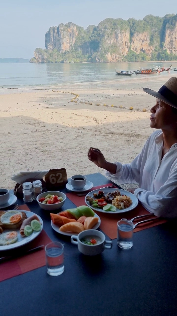 在泰国甲米铁路海滩的一家豪华酒店享用早餐视频素材