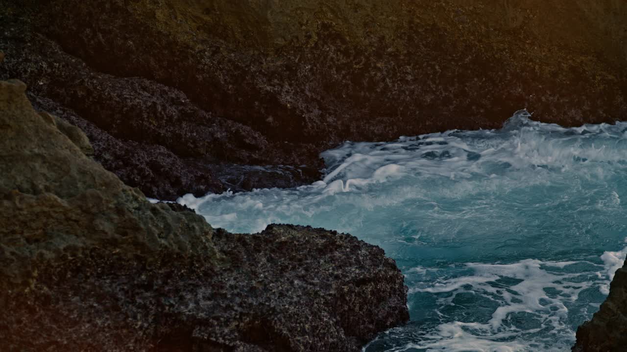 暴风雨的海洋打碎了外面的岩石。泡沫般的海浪撞击着石头视频素材