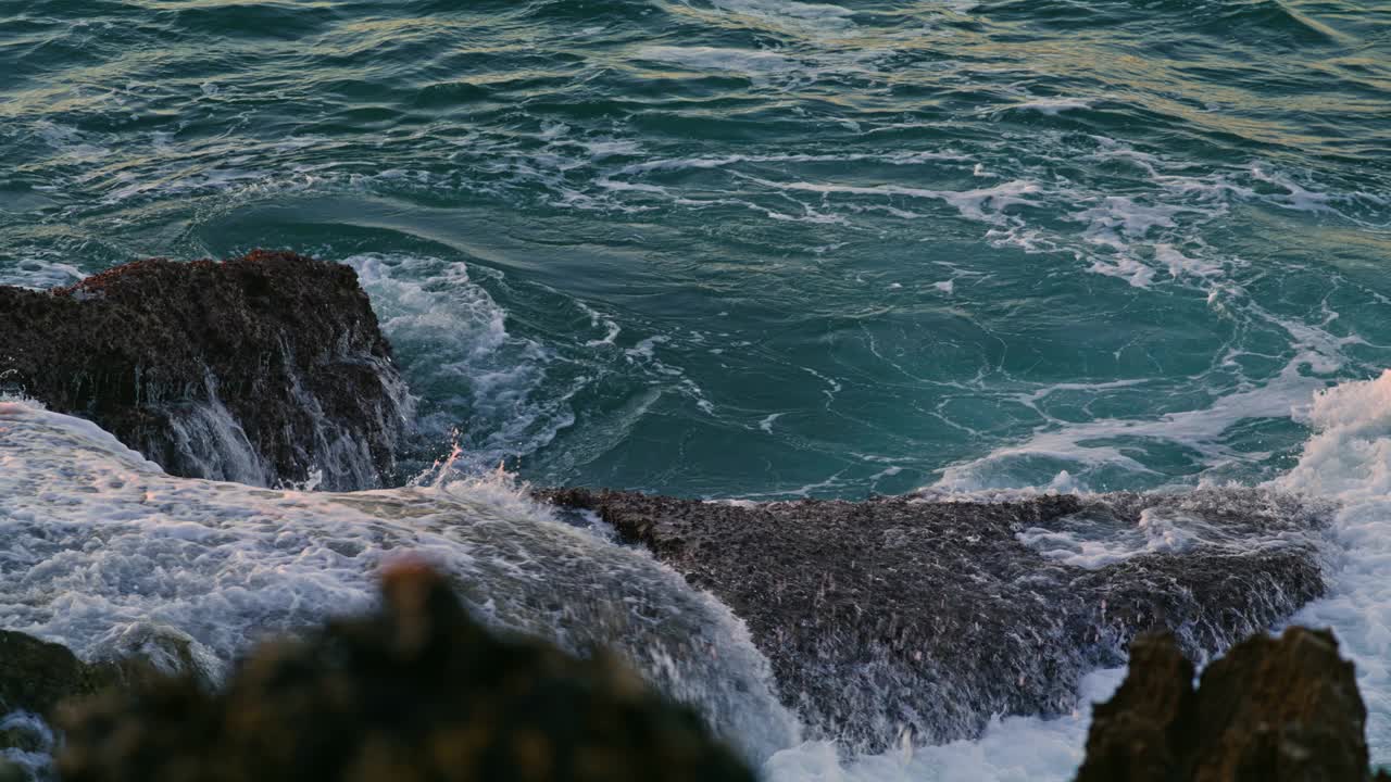 翻腾的海洗岩黄昏环境特写。漩涡般的海水冲击着海岸视频素材