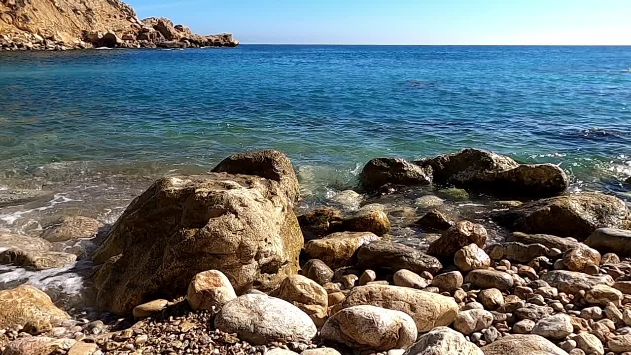 卵石滩的海岸视频素材