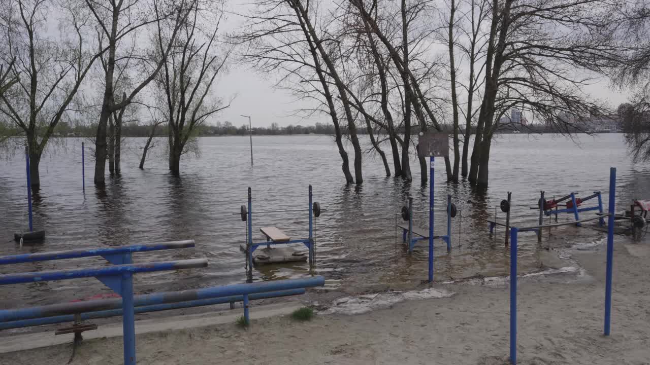 第聂伯罗河的洪水以及基辅和奥布隆沿海地区的洪水视频下载