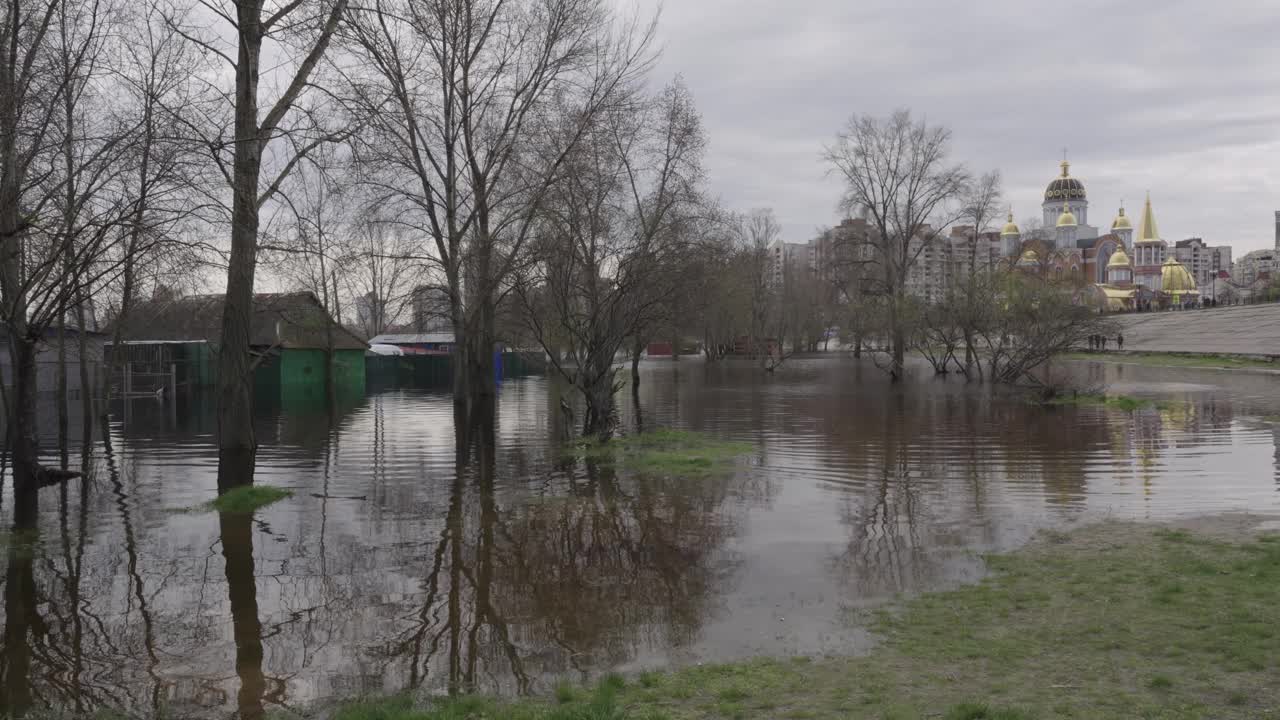 第聂伯罗河的洪水以及基辅和奥布隆沿海地区的洪水视频下载