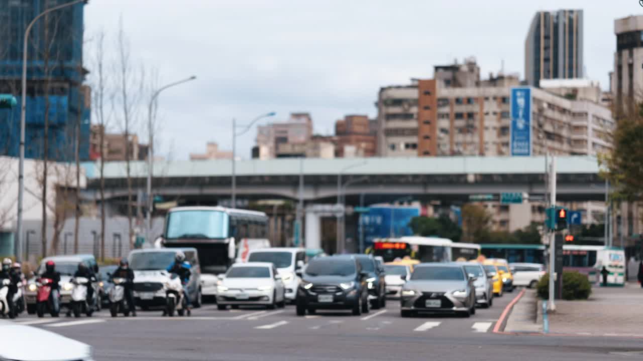 延时台湾台北市繁忙路段与交通交汇处视频素材