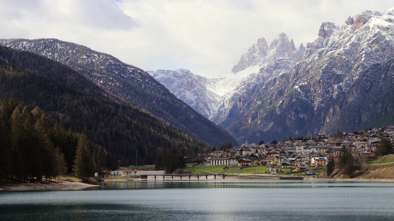 Auronzo di Cadore镇的Auronzo湖、房屋和雪峰山的美景;白云石山脉、意大利视频素材