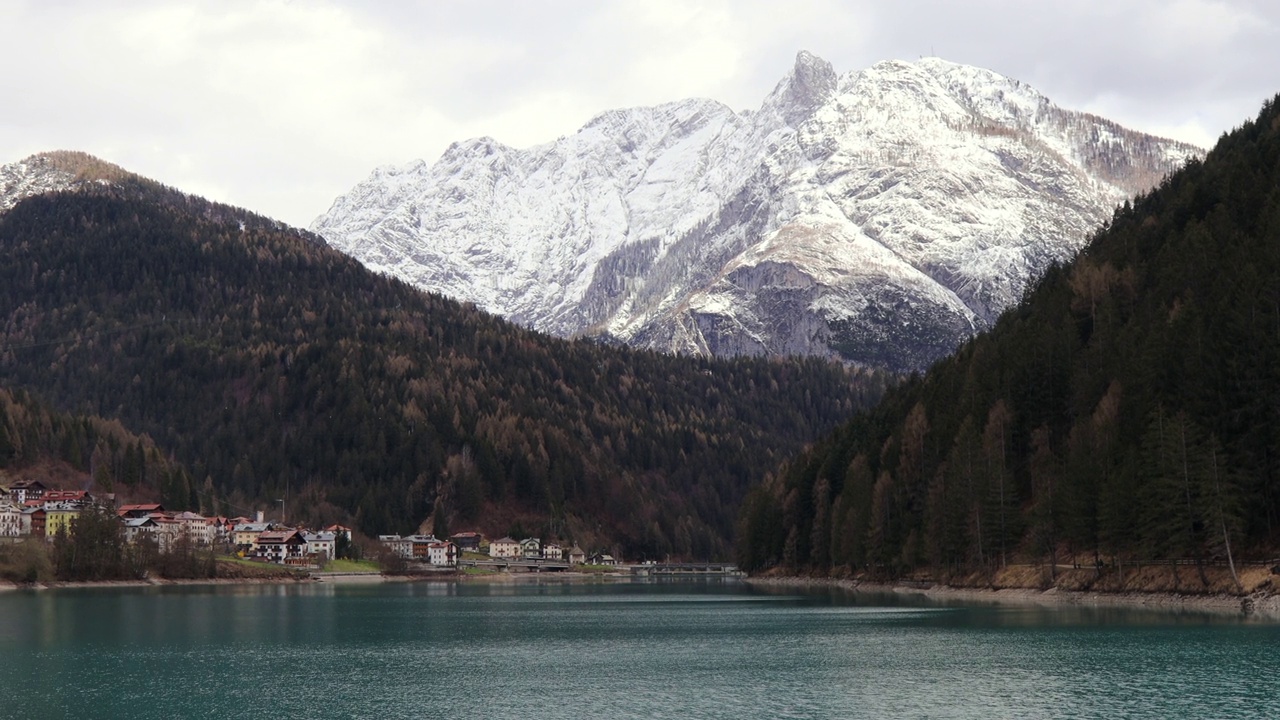 Auronzo di Cadore的美丽景色:Auronzo湖、房屋和雪峰山;贝卢诺，白云石，意大利视频素材