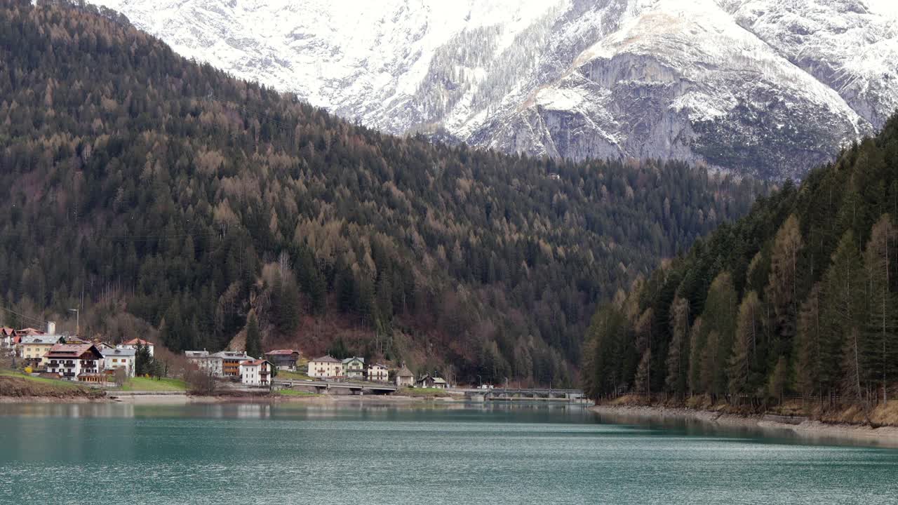 Auronzo di Cadore的美丽景色:Auronzo湖、房屋和雪峰山;贝卢诺，白云石，意大利视频下载