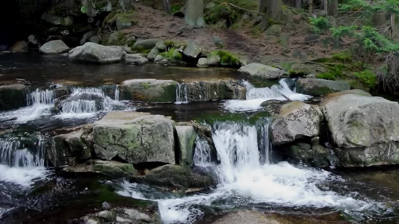 山间瀑布与森林中的岩石，中景，慢动作，高清。ProRes 422 HQ。视频素材