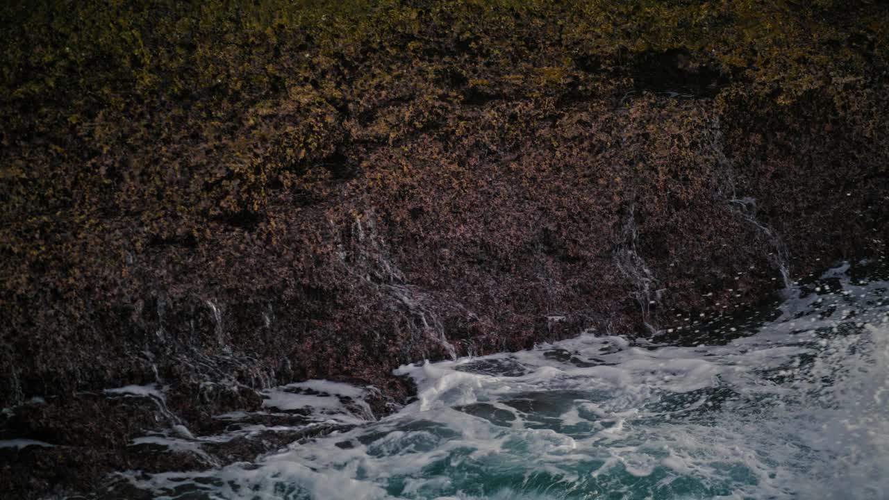 海面溅起的水花被外面的小山打碎了。风浪景观视频素材