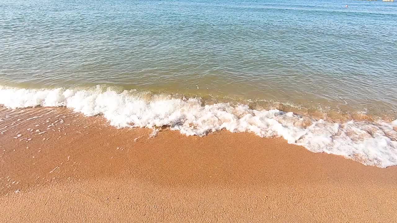 海浪冲击着蓝天的沙滩视频素材