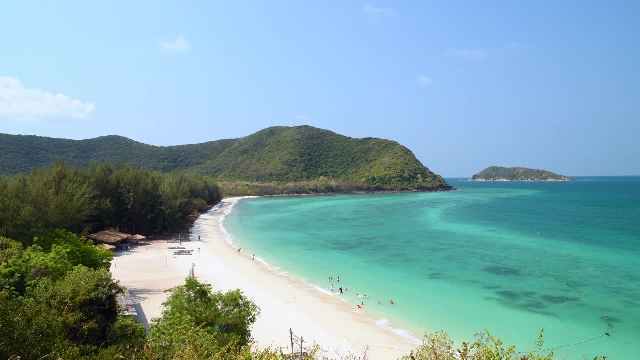 美丽的白色沙滩，蓝色的大海和天空从Luklom海滩，Samae San岛，Sattahip, Chonburi，泰国视频素材