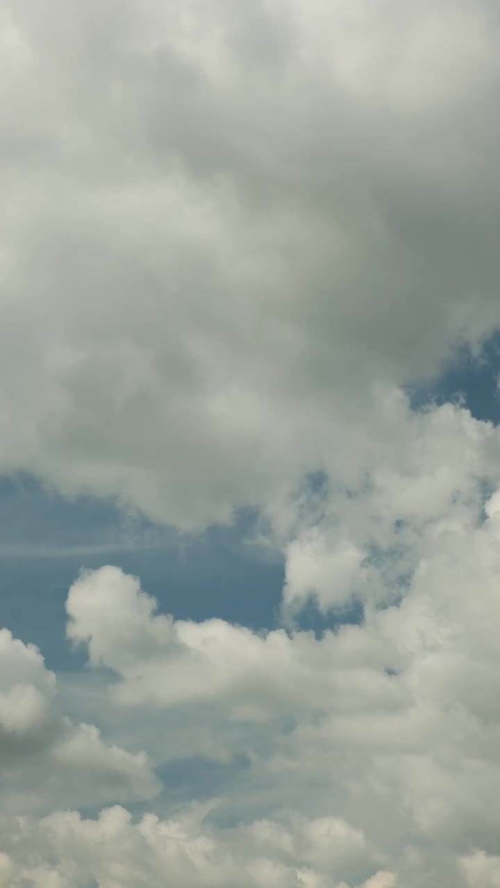 在暴风雨的天空中移动的白云戏剧性的延时拍摄。动态云景在戏剧性的天空延时视频素材