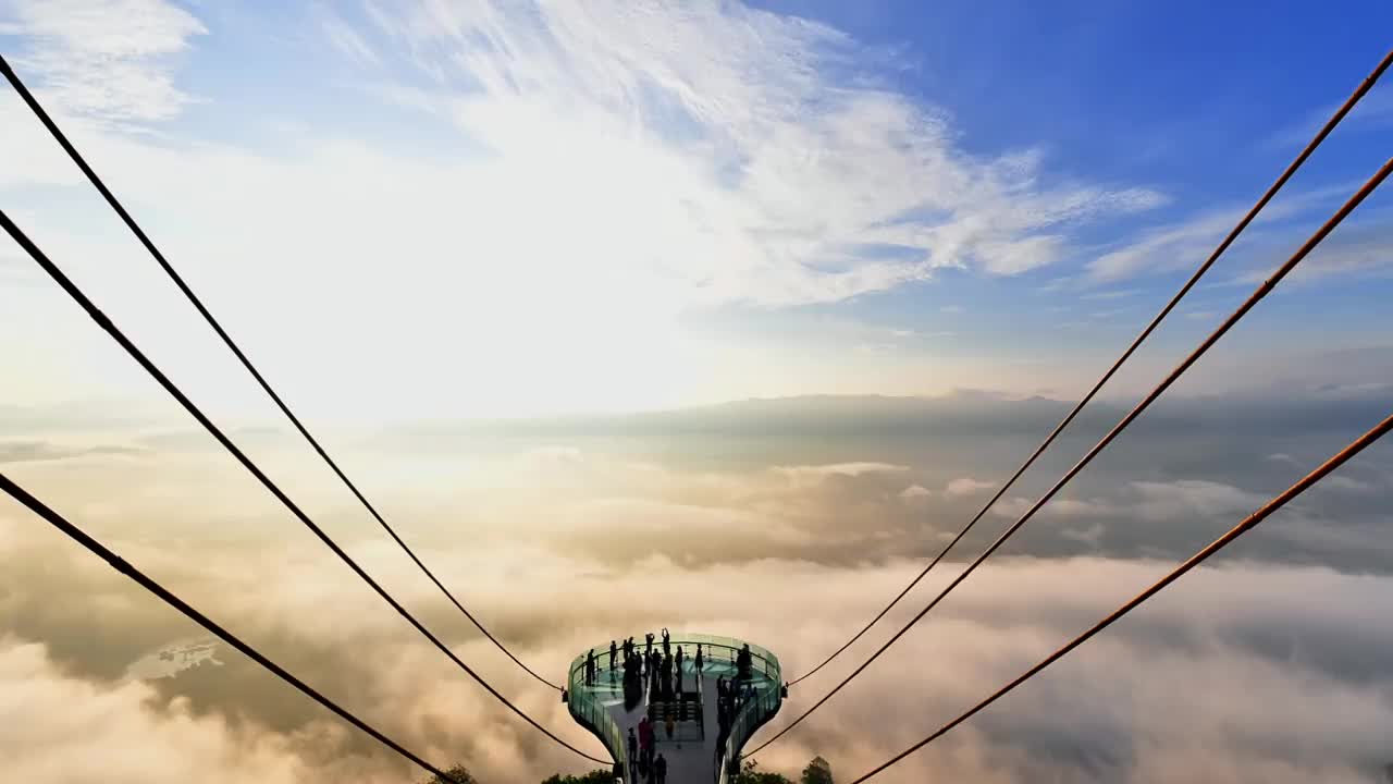 亚洲最长的空中步道——亚拉省艾耶翁空中步道，美丽的雾海俯视图。游客在日出时参观森林上方的地标。视频素材