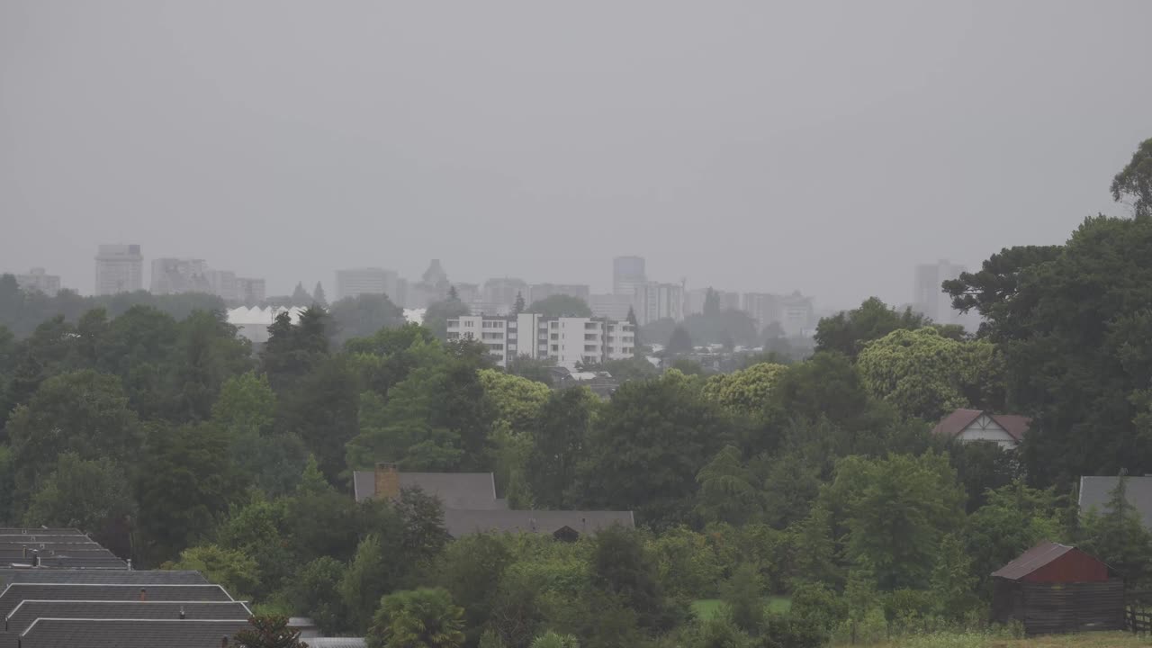 大雨落在城市上空视频素材