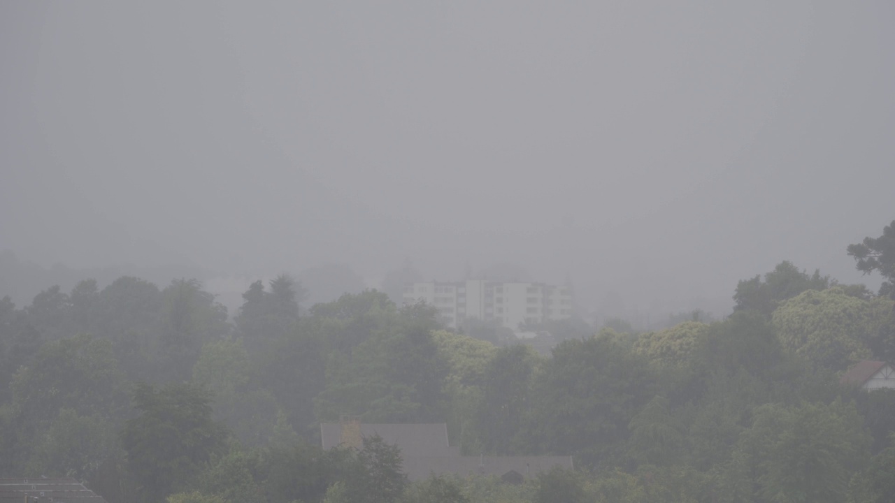 大雨落在城市上空视频素材