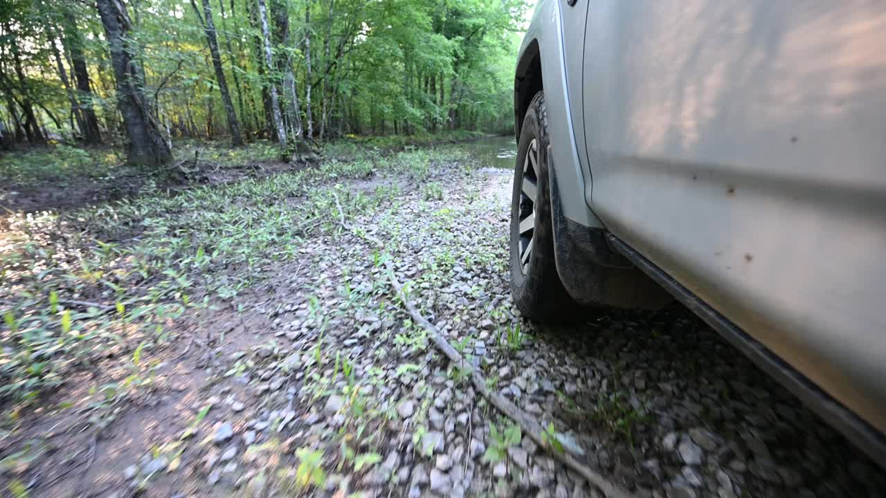 在被水淹没的乡村道路上驾驶越野车视频素材