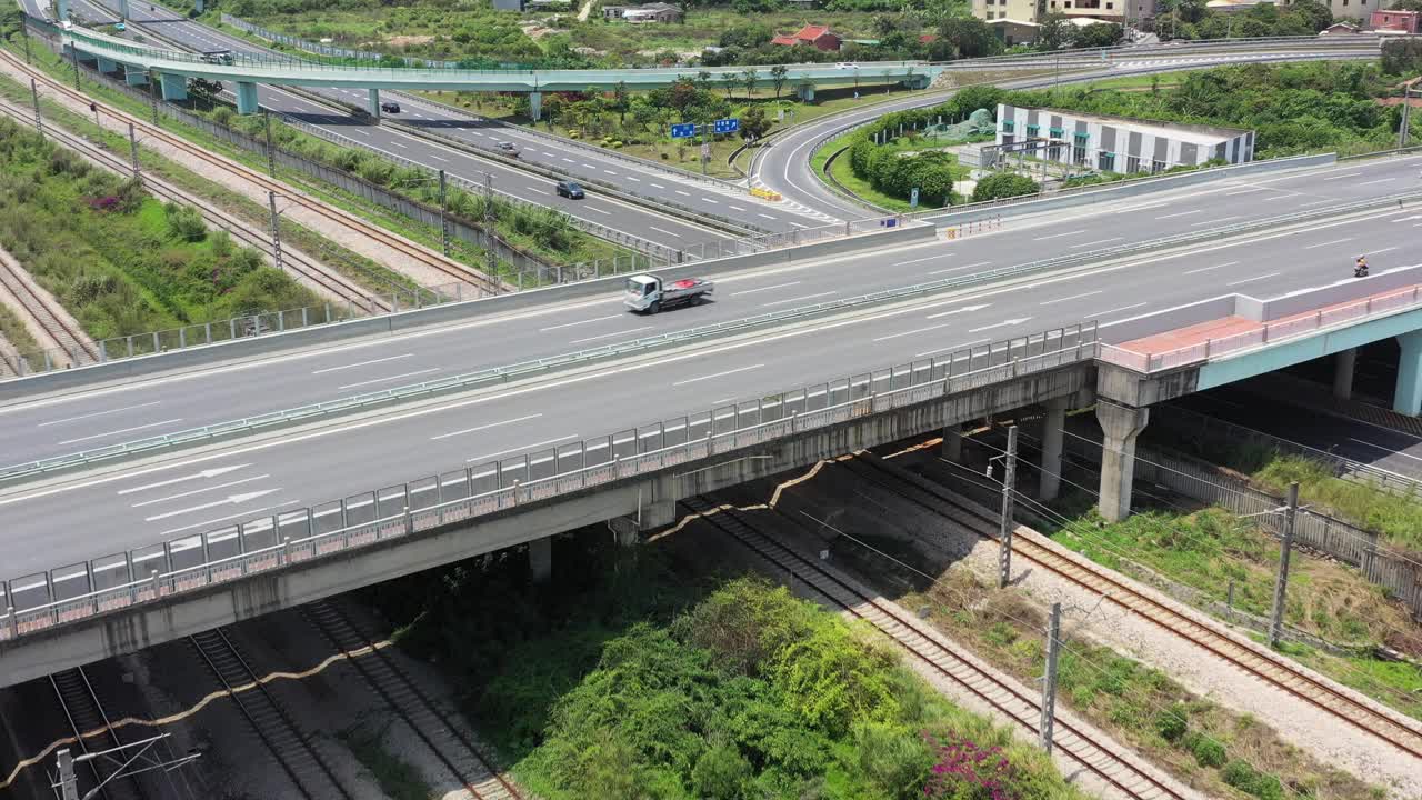 公路货车vs铁路货车视频素材