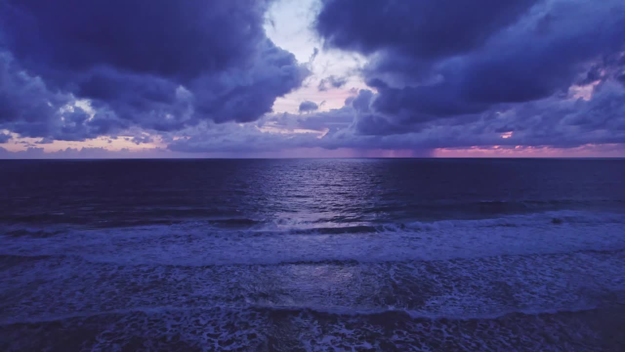 风暴云和雨在海上，黑色风暴云通过海洋，高质量的镜头黑色雨云在海上视频素材