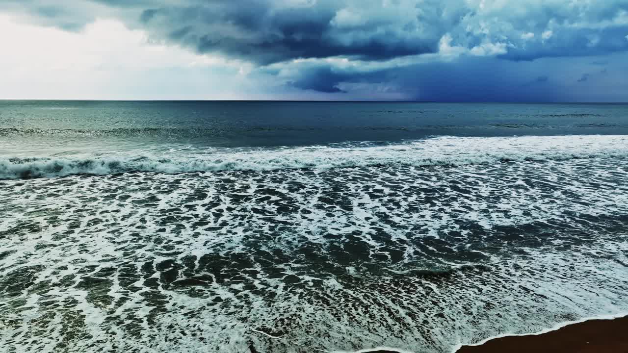 风暴云和雨在海上，黑色风暴云通过海洋，高质量的镜头黑色雨云在海上视频素材