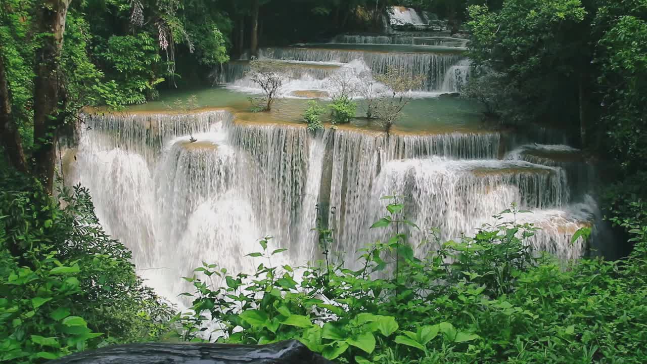 怀美卡明瀑布在雨季流动视频下载