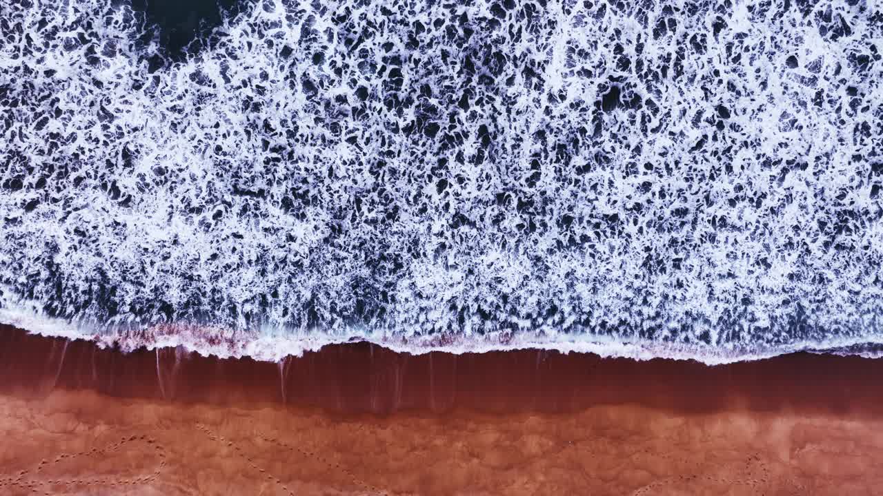 风暴云和雨在海上，黑色风暴云通过海洋，高质量的镜头黑色雨云在海上视频素材