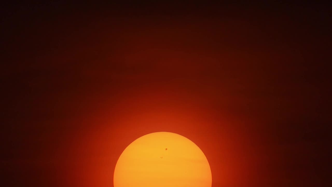 惊人的太阳美丽的光日出自然延时金色的天空和云在日出时间，美丽的自然景观背景，太阳延时视频素材