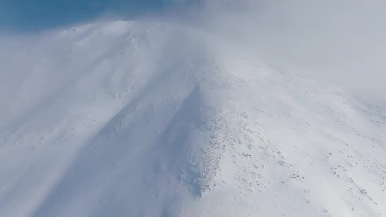 航拍视频，在阴天的冬天，落基山脉覆盖着明亮的雪视频素材