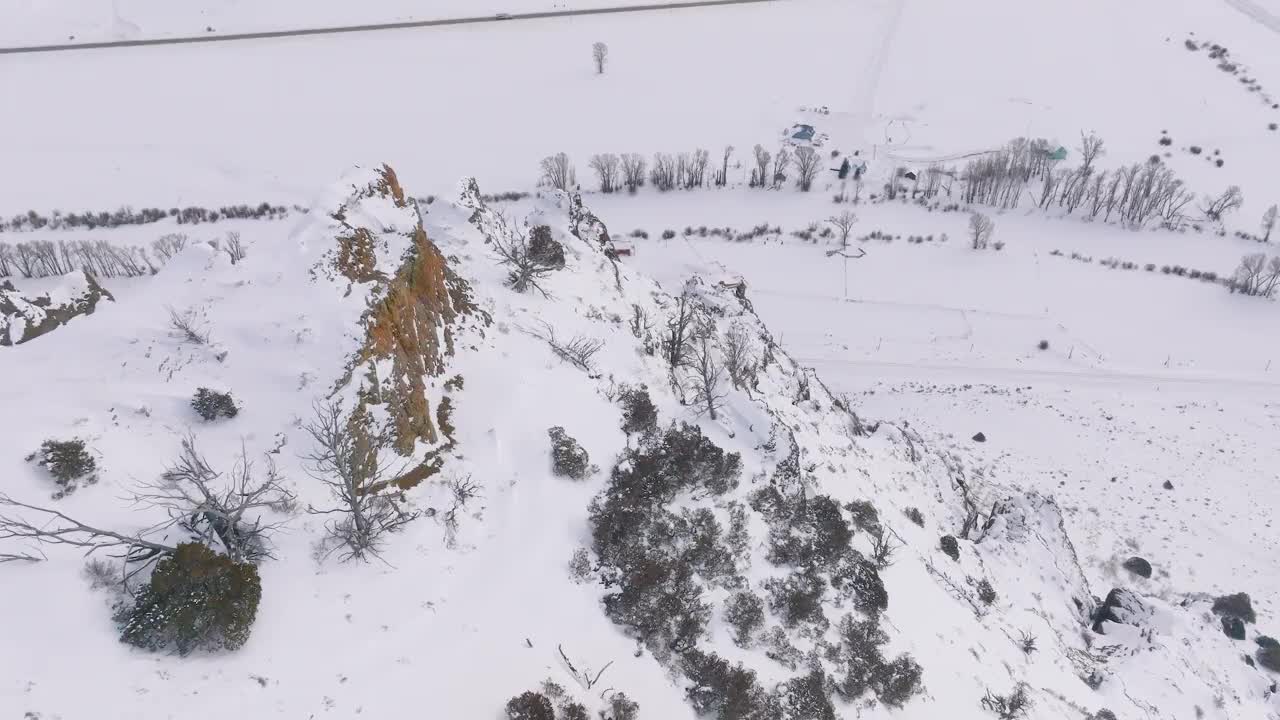 航拍视频，落基山脉覆盖着明亮的雪在冬天视频素材